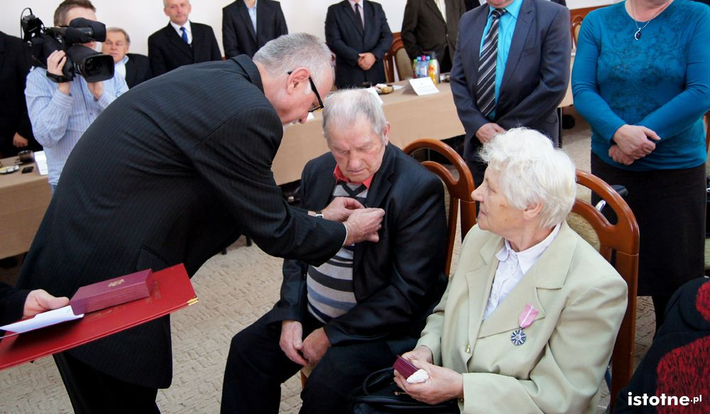 Trzy pary małżeńskie z rąk wójta otrzymały medale Prezydenta RP