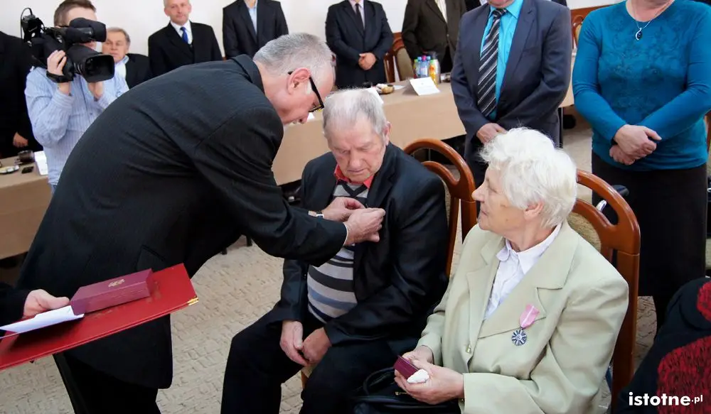Trzy pary małżeńskie z rąk wójta otrzymały medale Prezydenta RP