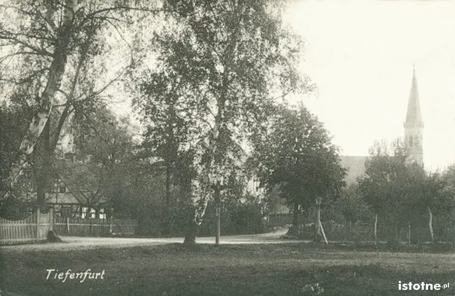 W tle kościół św. Antoniego w latach 20. XX w.