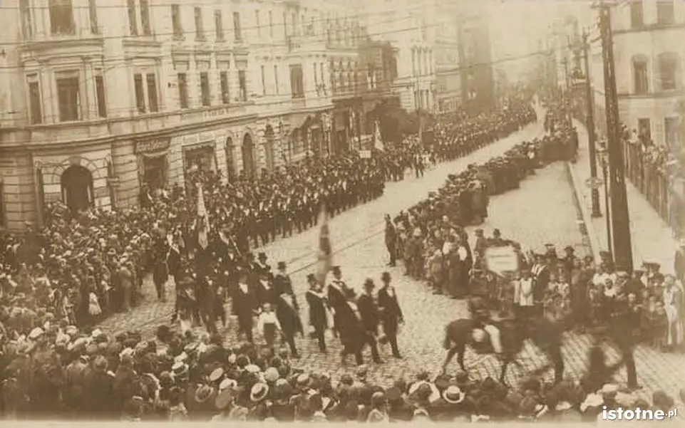 Przemarsz cechów w 1922 r. ulicą Chojnowską