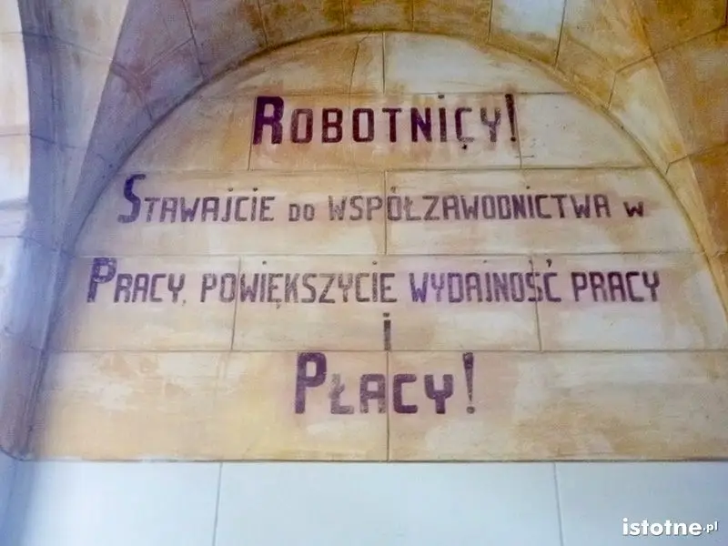 Napisy z czasów PRLu na murach zamku