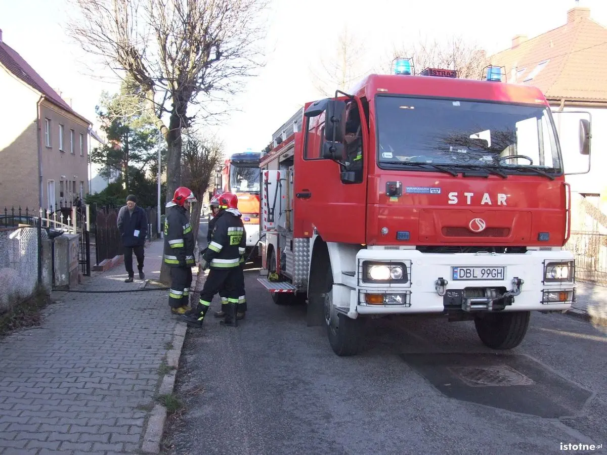 Pożar na Narutowicza - poparzony mężczyzna trafił do szpitala