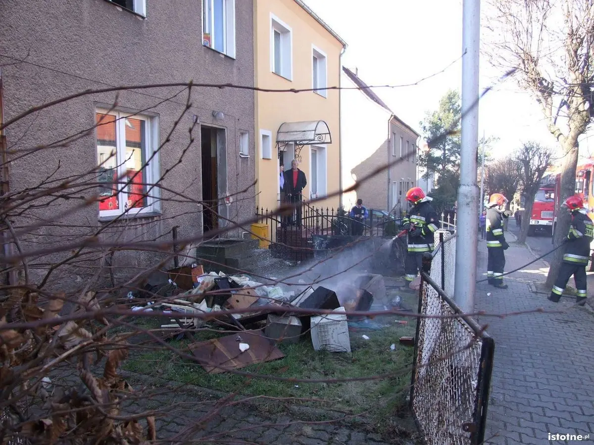 Pożar na Narutowicza - poparzony mężczyzna trafił do szpitala