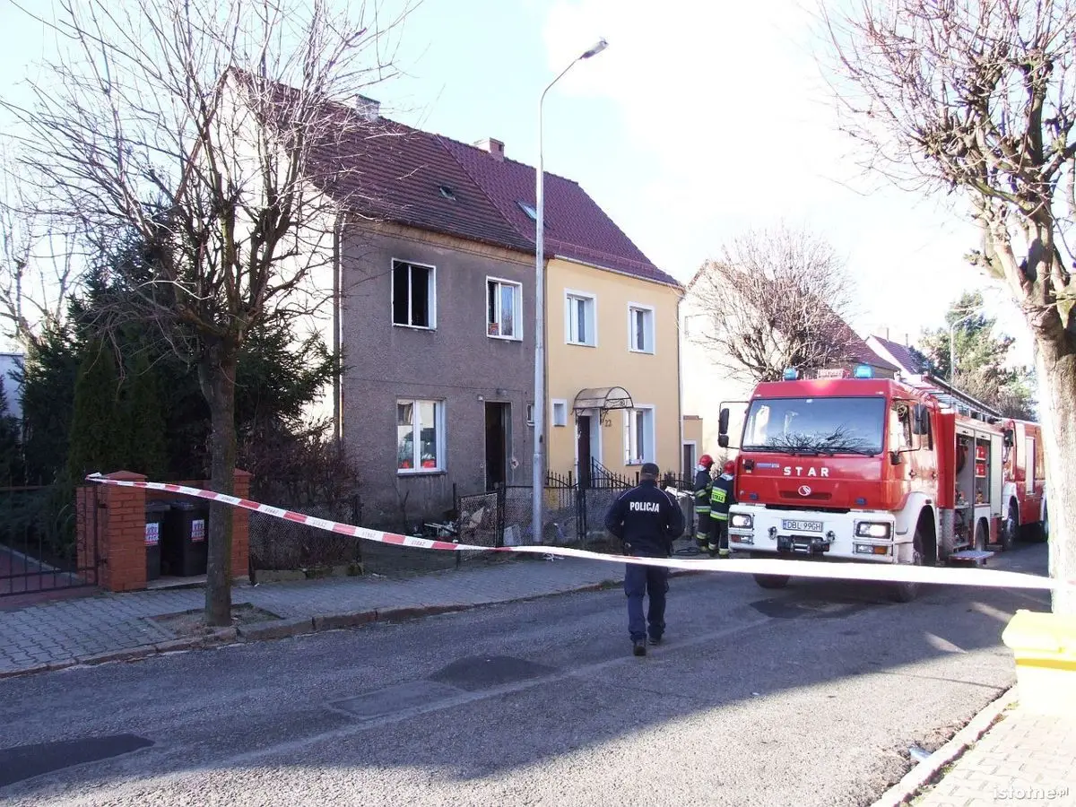 Pożar na Narutowicza - poparzony mężczyzna trafił do szpitala