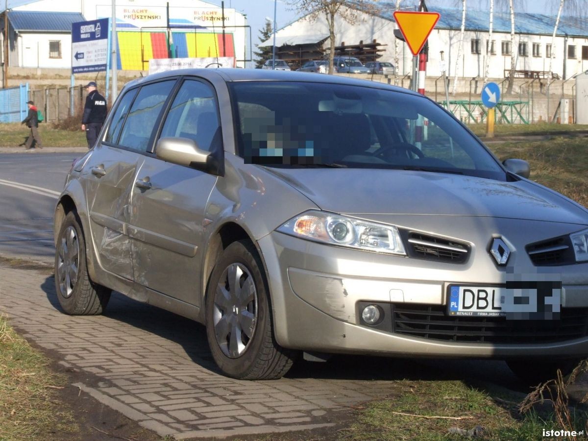 Zderzenie auta z motorowerem - jedna osoba ranna