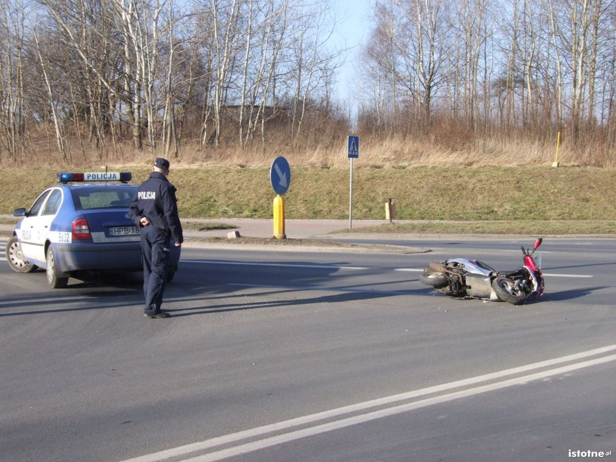 Zderzenie auta z motorowerem - jedna osoba ranna