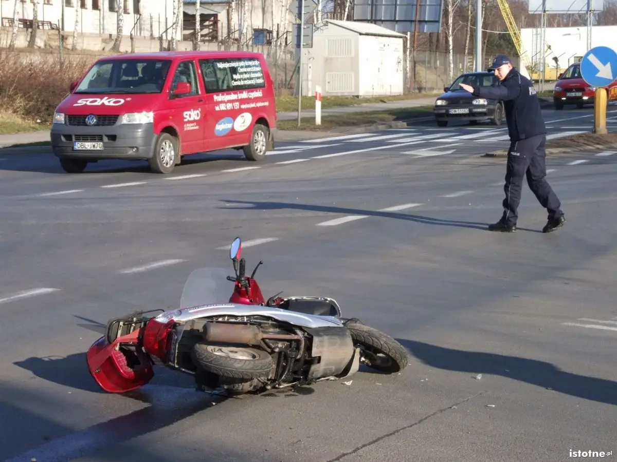 Zderzenie auta z motorowerem - jedna osoba ranna