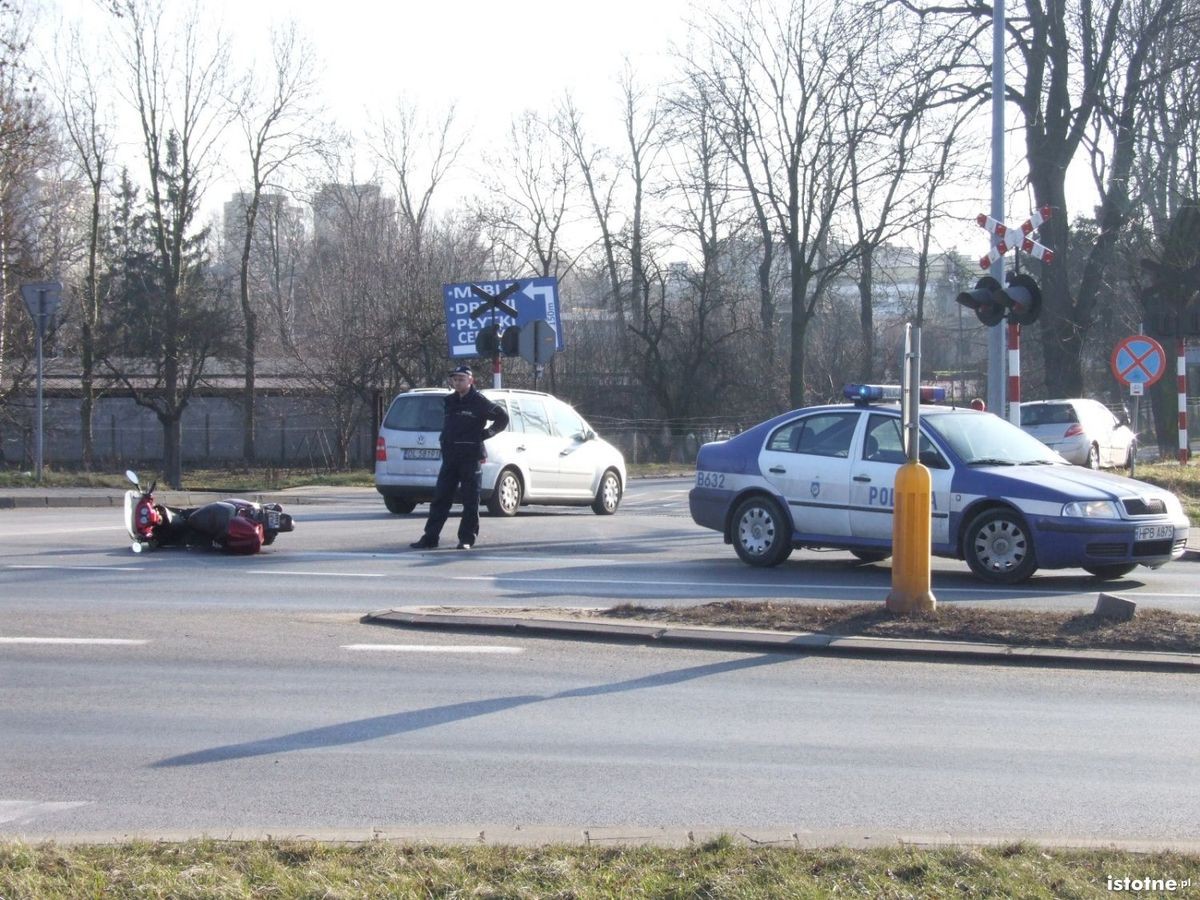 Zderzenie auta z motorowerem - jedna osoba ranna