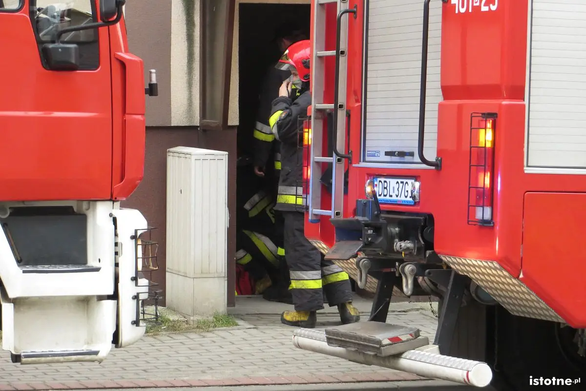 Wozy strażackie przed kamienicą na ul. Żwirki i Wigury