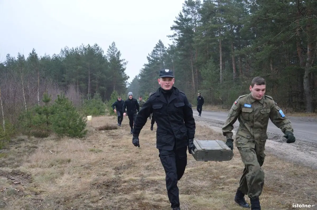 Poligonowe manewry młodzieży