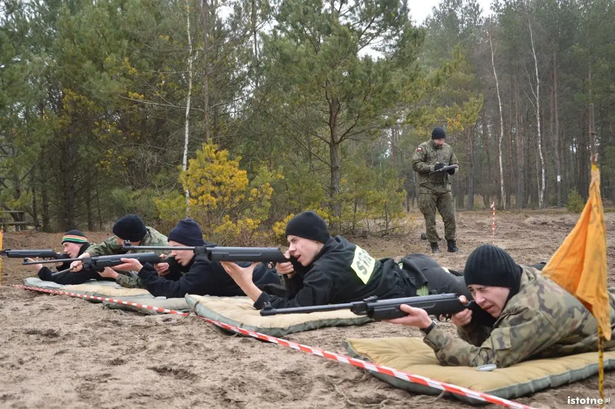 Poligonowe manewry młodzieży