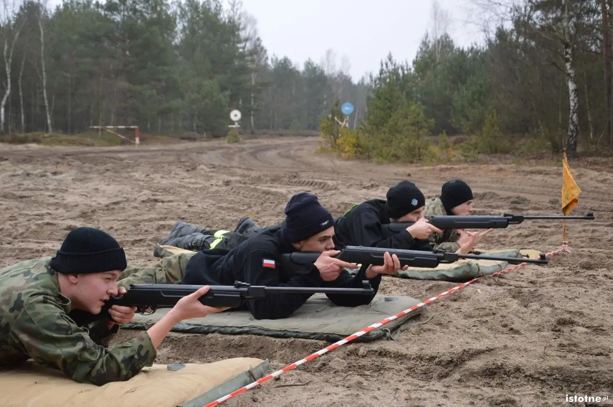 Poligonowe manewry młodzieży