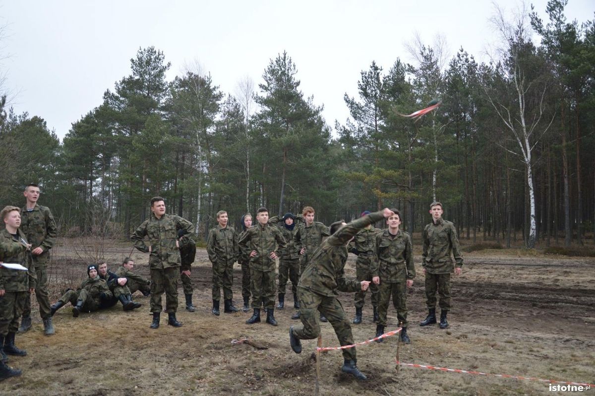 Poligonowe manewry młodzieży