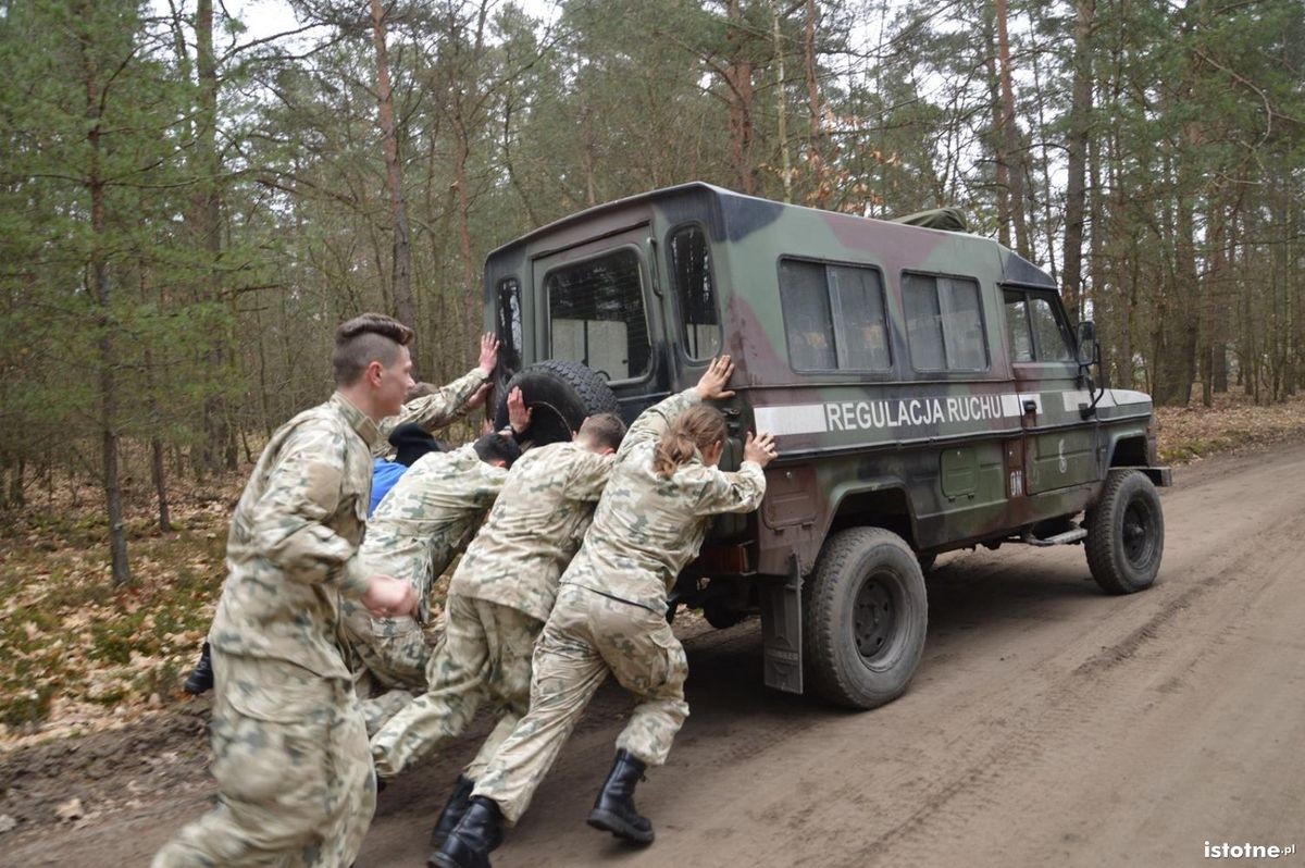 Poligonowe manewry młodzieży