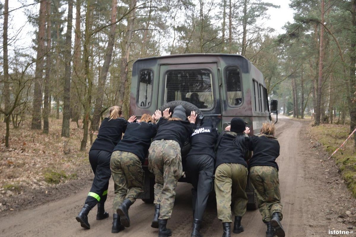 Poligonowe manewry młodzieży