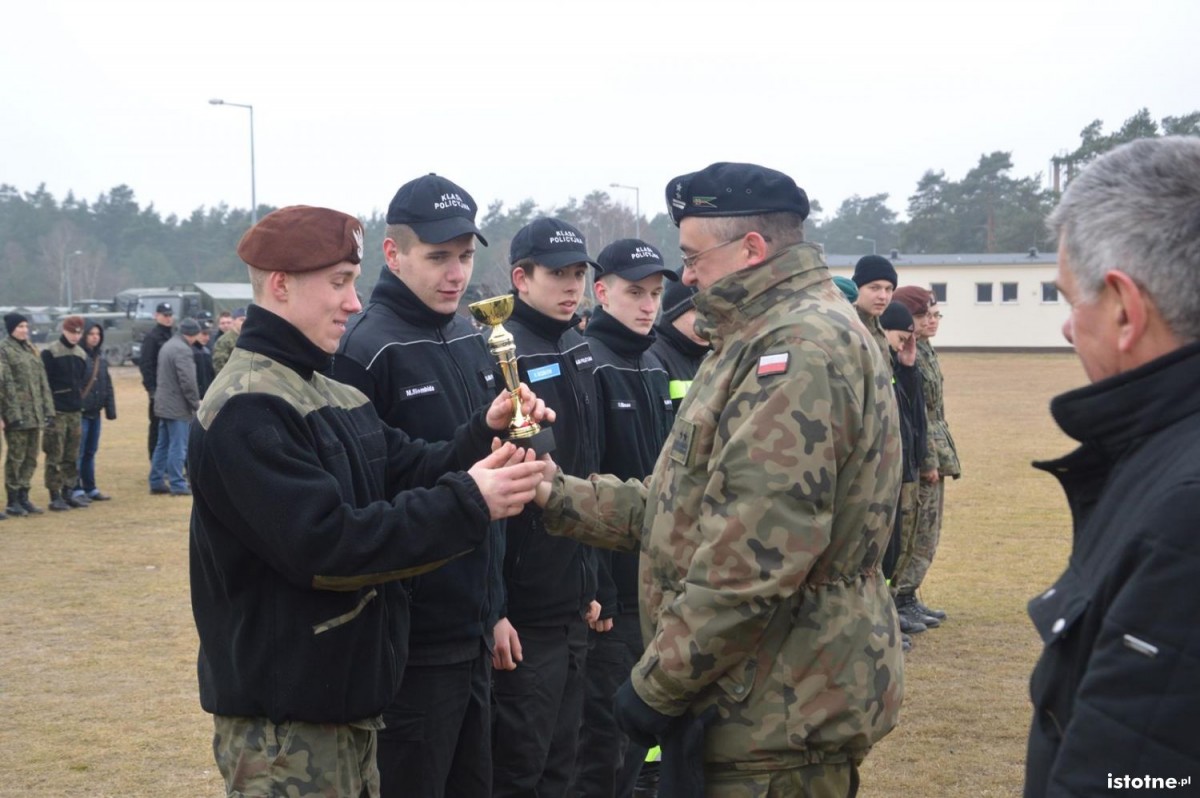 Poligonowe manewry młodzieży