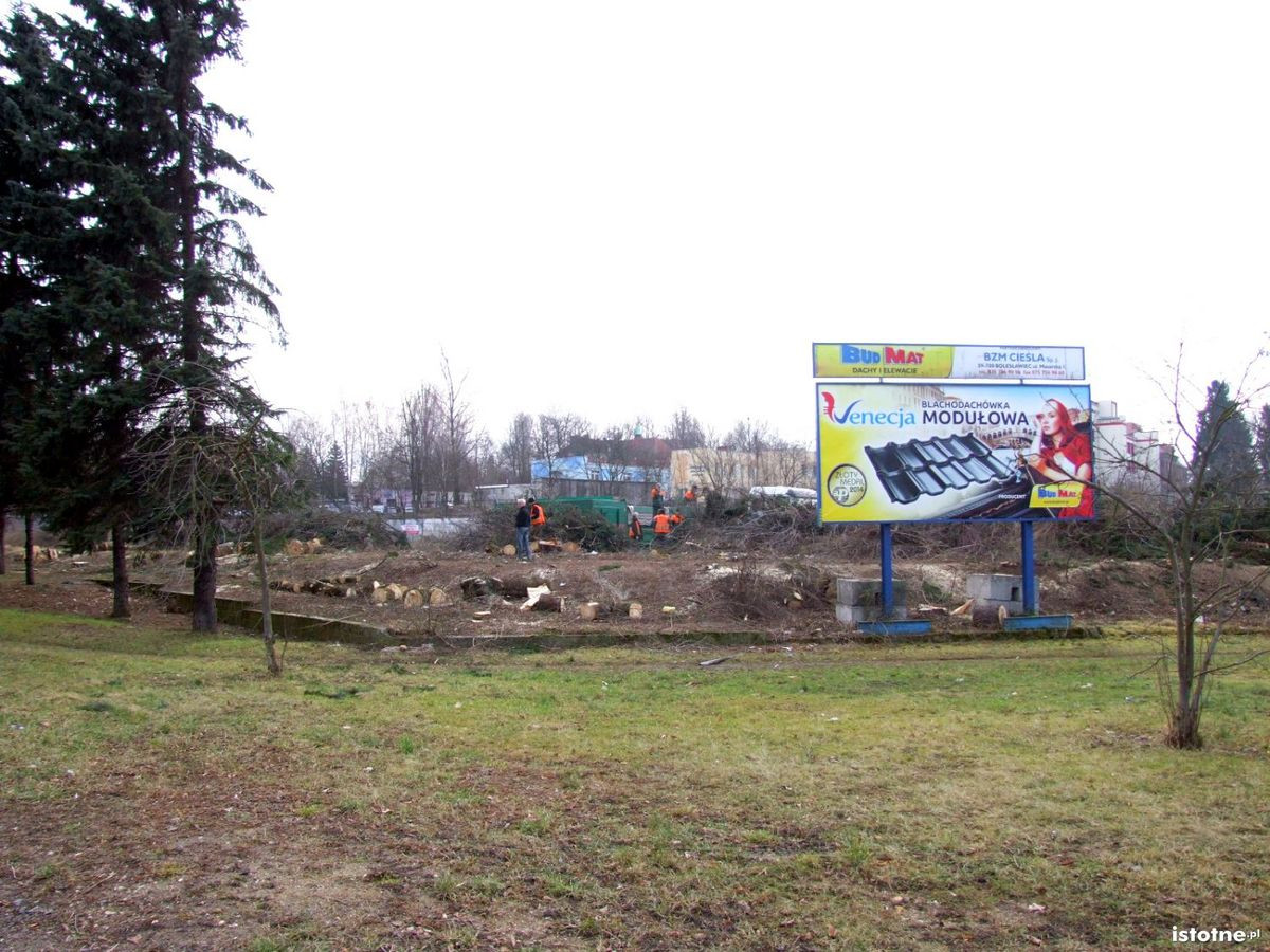 Porządkowanie placu na Jeleniogórskiej