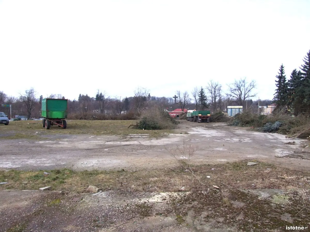Porządkowanie placu na Jeleniogórskiej