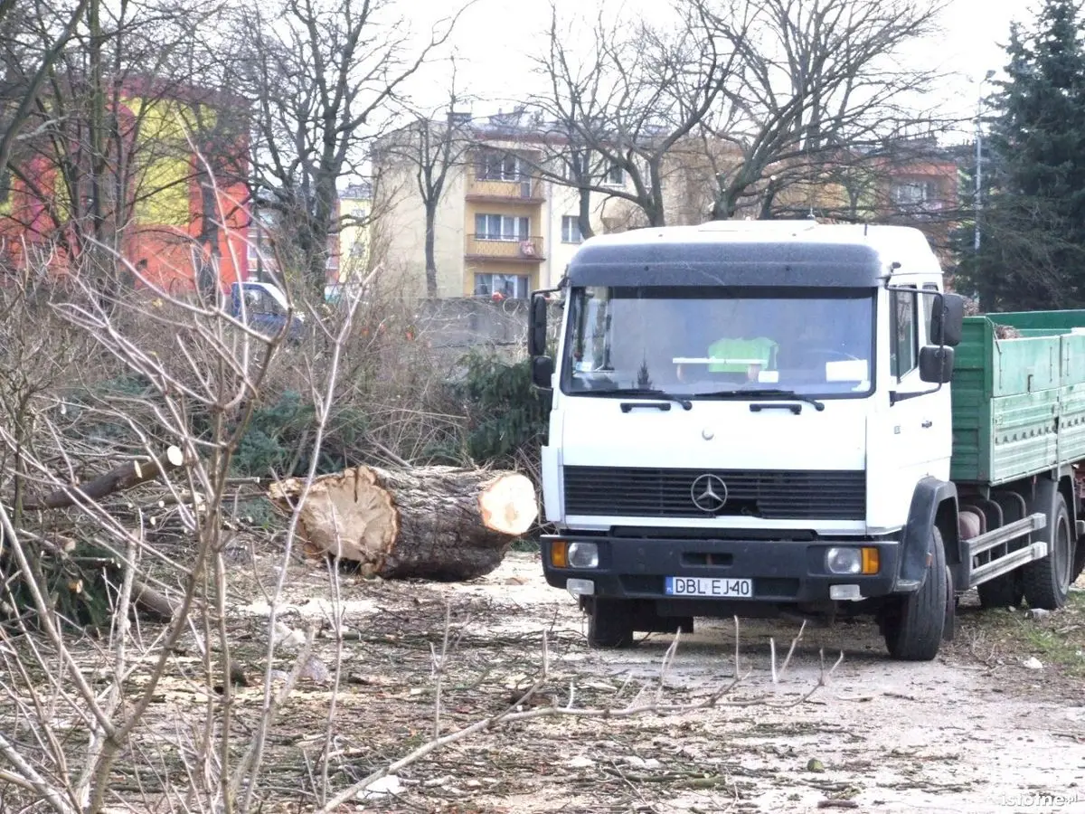 Porządkowanie placu na Jeleniogórskiej