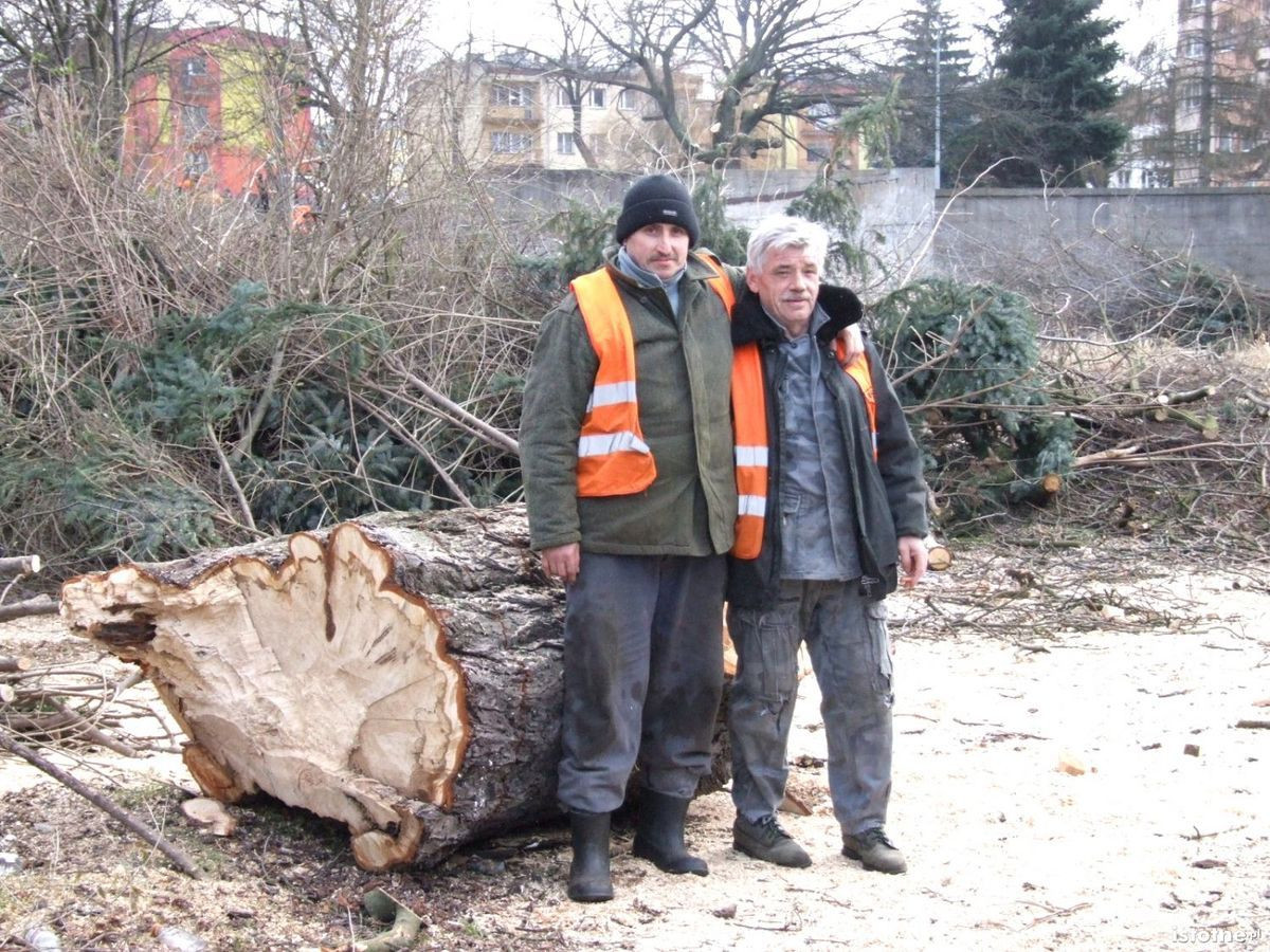 Porządkowanie placu na Jeleniogórskiej