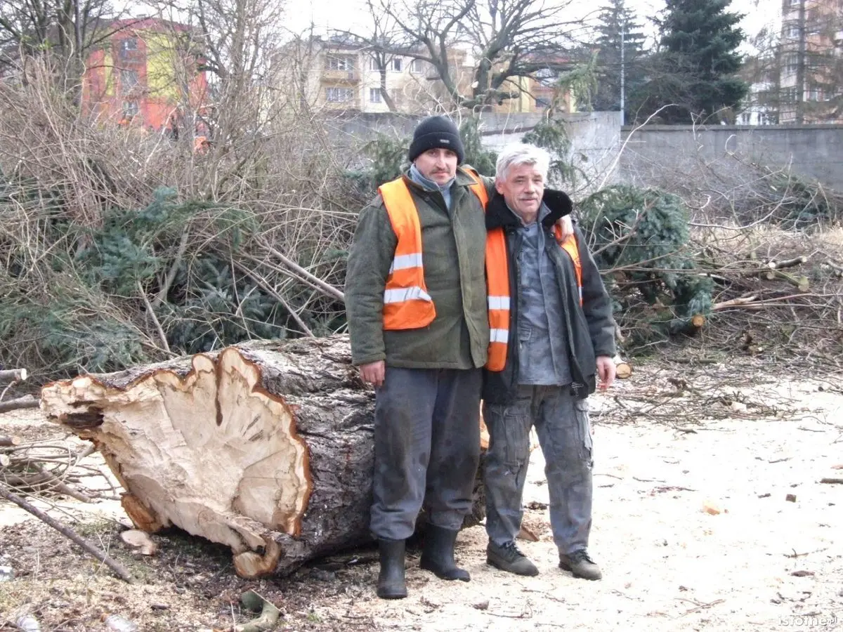 Porządkowanie placu na Jeleniogórskiej