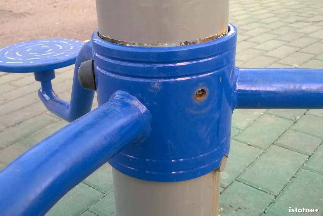 Uszkodzone urządzenie na placu zabaw