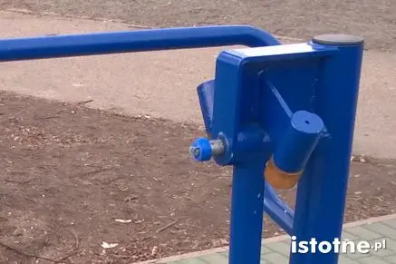 Uszkodzone urządzenie na placu zabaw