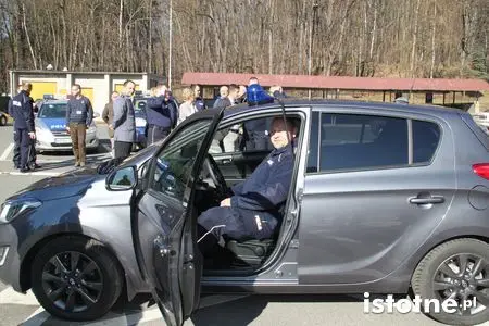 Symboliczne przekazanie pojazdu służbowego dzielnicowym