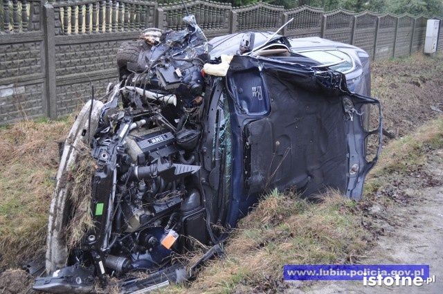 Deszcz, nadmierna prędkość – BMW w przydrożnym rowie