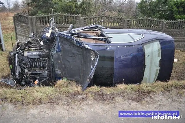Deszcz, nadmierna prędkość – BMW w przydrożnym rowie