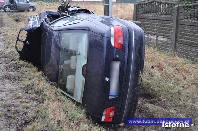 Deszcz, nadmierna prędkość – BMW w przydrożnym rowie