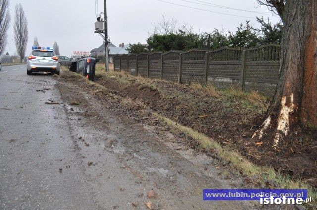 Deszcz, nadmierna prędkość – BMW w przydrożnym rowie