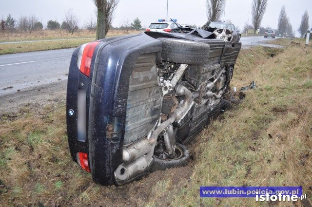 Deszcz, nadmierna prędkość – BMW w przydrożnym rowie