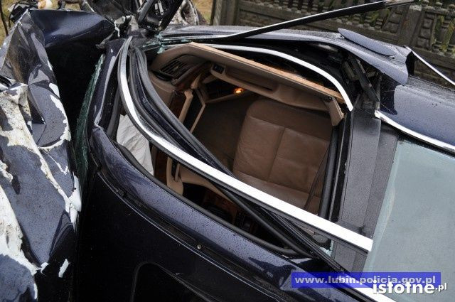 Deszcz, nadmierna prędkość – BMW w przydrożnym rowie