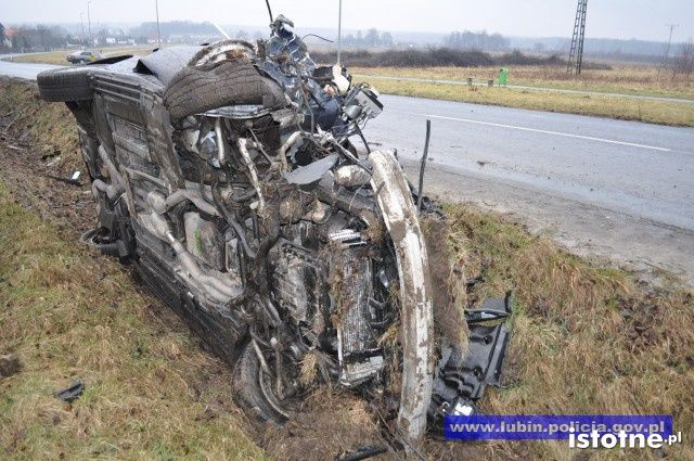 Deszcz, nadmierna prędkość – BMW w przydrożnym rowie