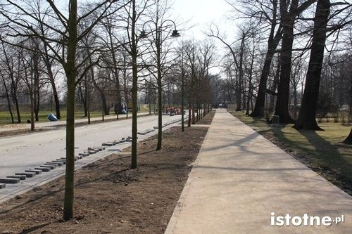 Pięknieją parkowe aleje