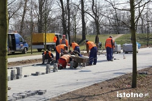 Pięknieją parkowe aleje