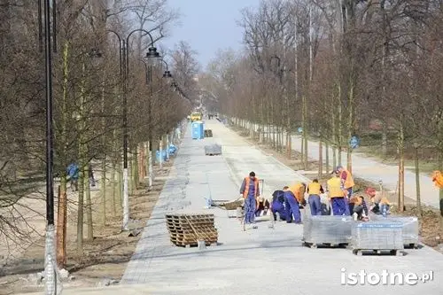 Pięknieją parkowe aleje