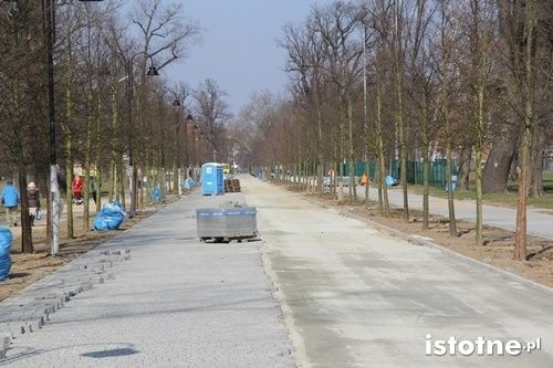 Pięknieją parkowe aleje