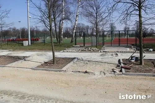 Pięknieją parkowe aleje