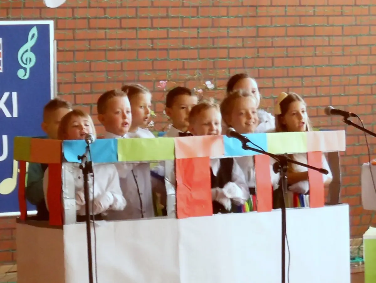 Julia Kamila Amelia Natalia kl III Żeliszów, klasa I z Dąbrowy,  Julia Nowacka z Bożejowic