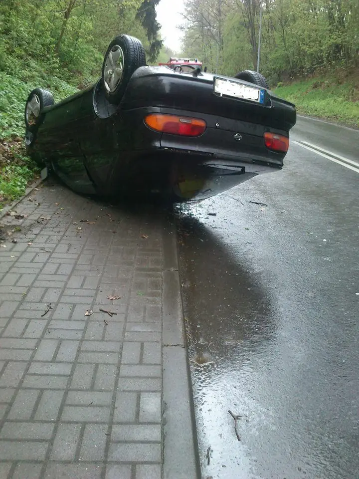 Samochód dachował koło Osiecznicy