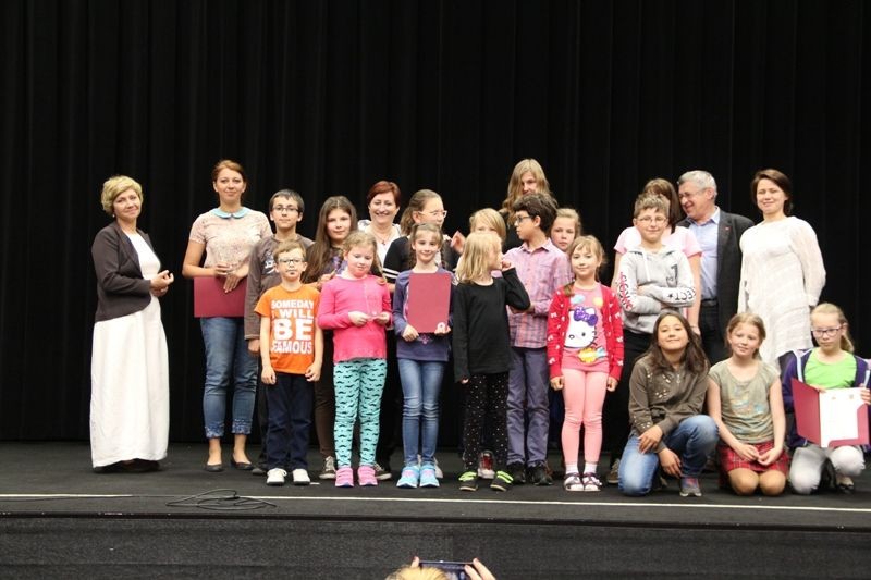 Przedszkolaki na scenie dla PCK