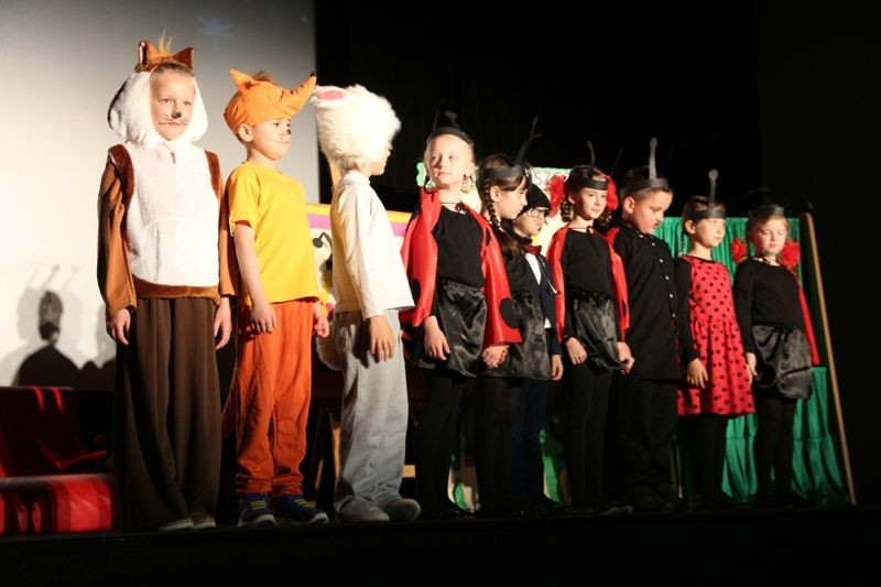 Przedszkolaki na scenie dla PCK