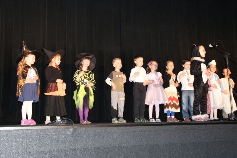 Przedszkolaki na scenie dla PCK
