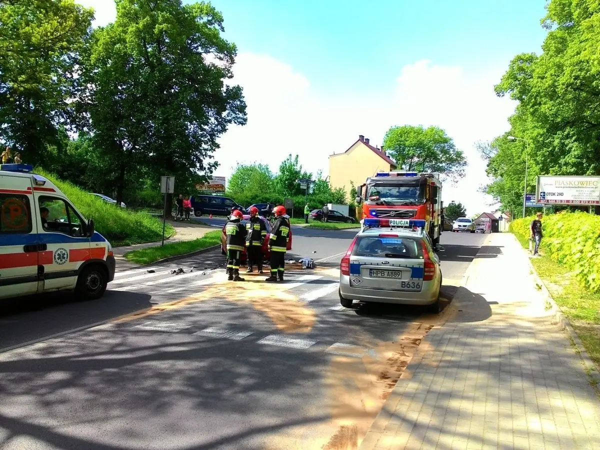 Zderzenie policyjnego radiowozu z samochodem Honda.