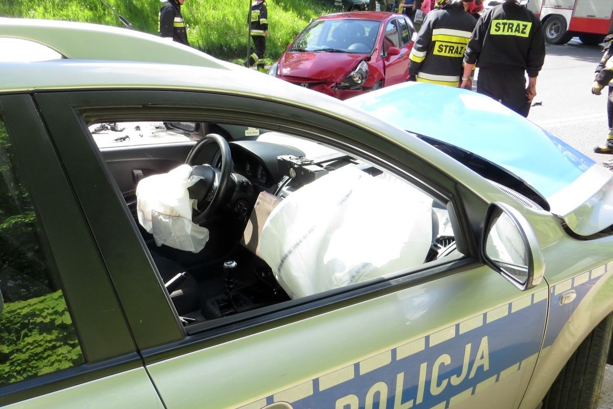 Zderzenie policyjnego radiowozu z samochodem Honda.