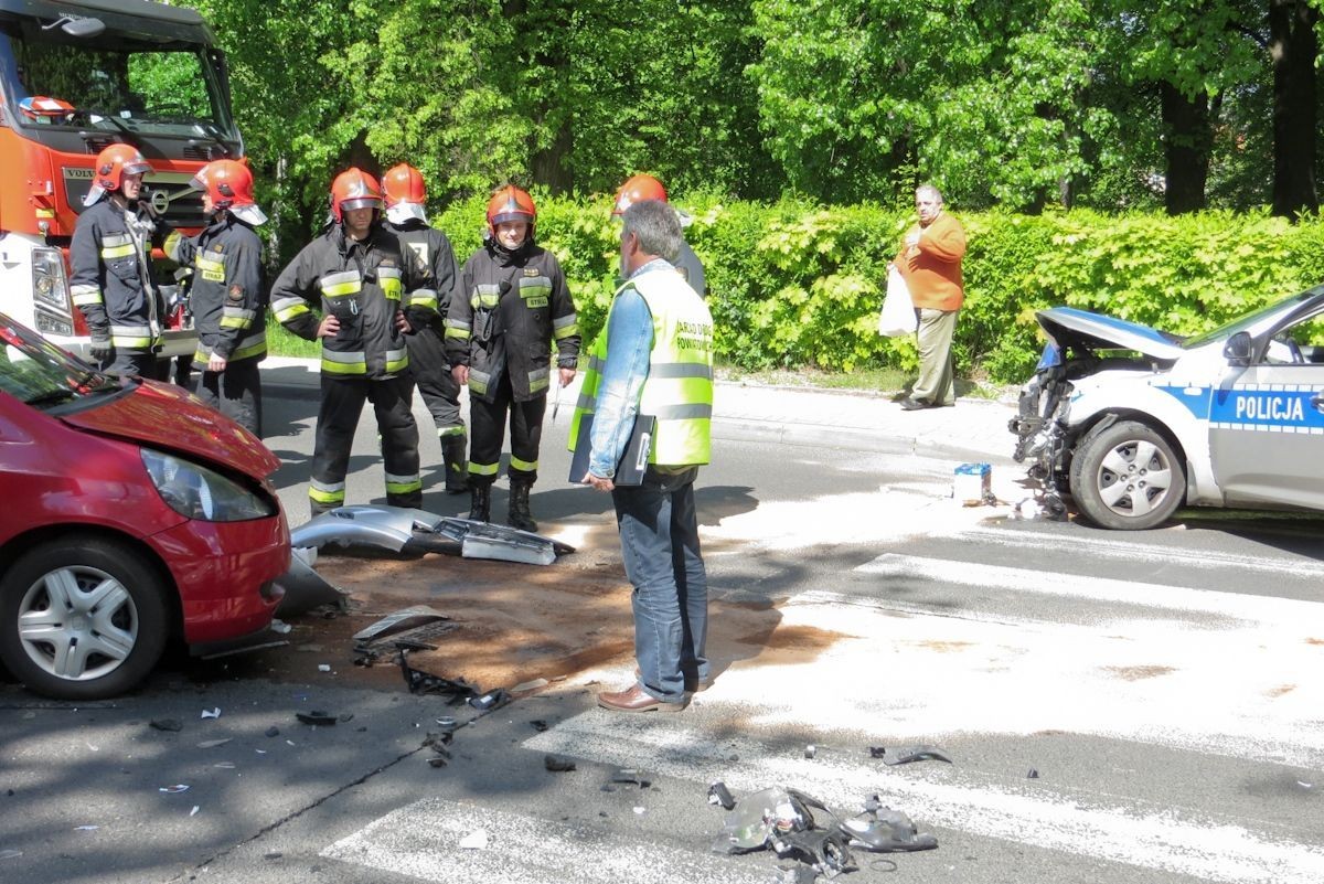 Zderzenie policyjnego radiowozu z samochodem Honda.