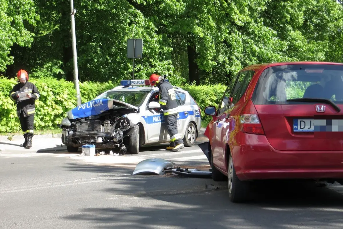 Zderzenie policyjnego radiowozu z samochodem Honda.