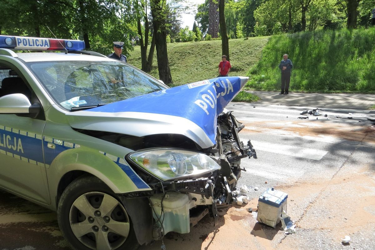 Zderzenie policyjnego radiowozu z samochodem Honda.